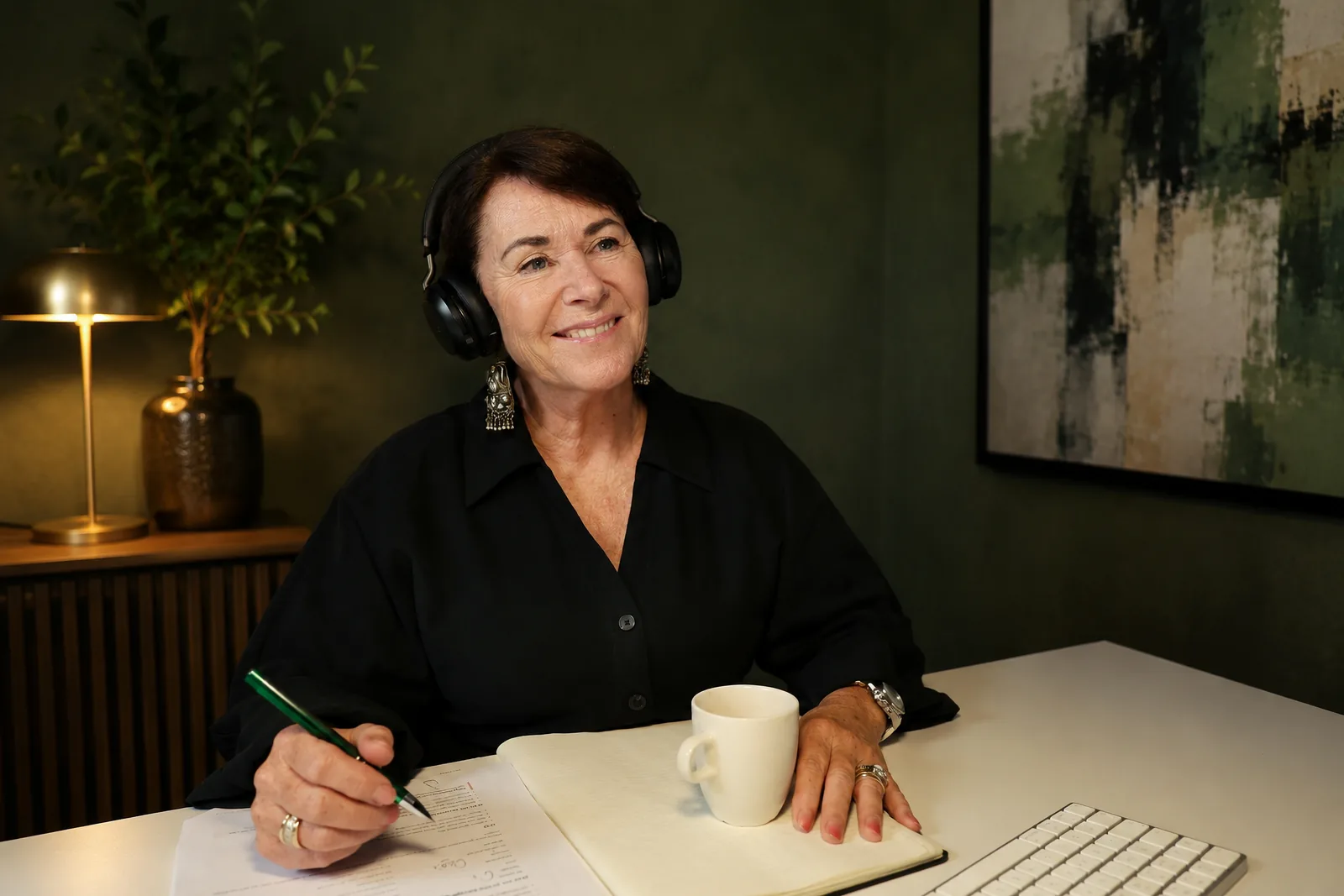 Medewerker van Bouvy Advies met een headset aan het bureau, telefonisch bereikbaar